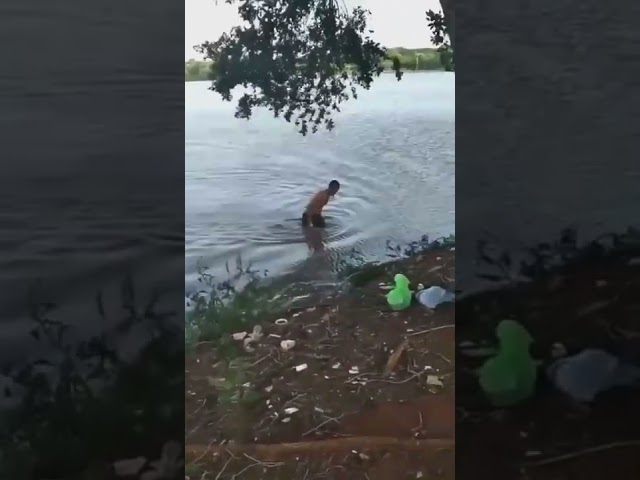 Detik detik buaya memakan manusia class=