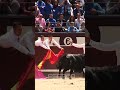 ARRIESGADO SALTO A UN TORO DE USE EN LAS VENTAS  #recortes #torosbravos #españa