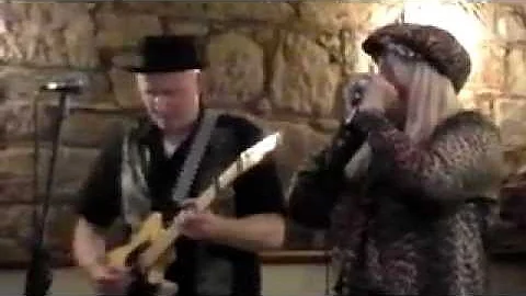 Dana Dixon - female blues harp player and singer -...