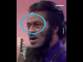 Le cortan el micr&oacute;fono a Yoko Ono mientras grita
