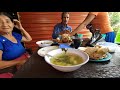 Compartiendo una rica sopa de gallina India con don Santiago, doña Enma y su nieta💕🙏