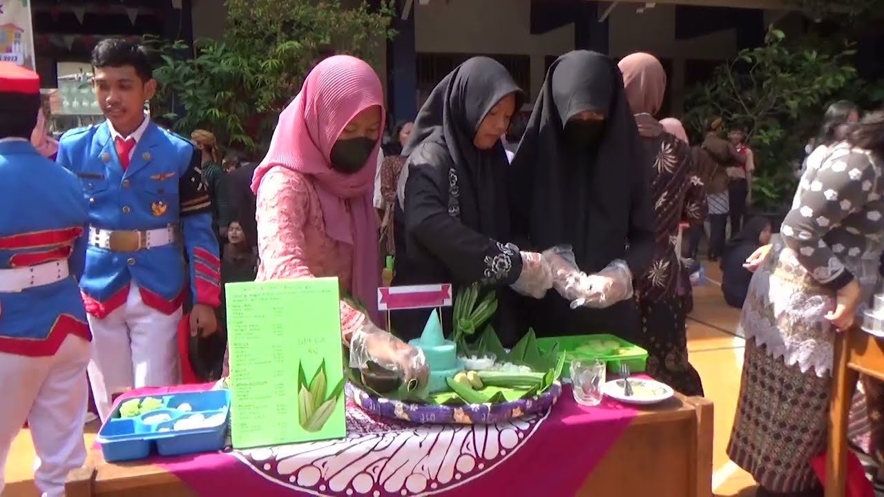 Puluhan Siswa SMPN 3 Semarang Basuh Kaki Ibu