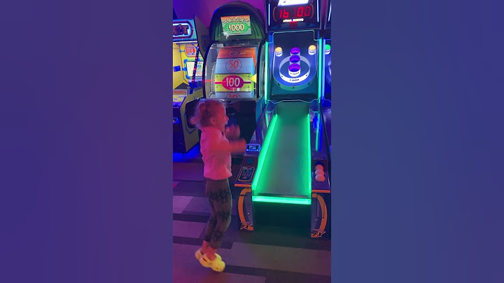 Amy scores 10,000 points in skee-ball while wearing her new crocs! 👏😀 #arcade #bowlero #skeeball