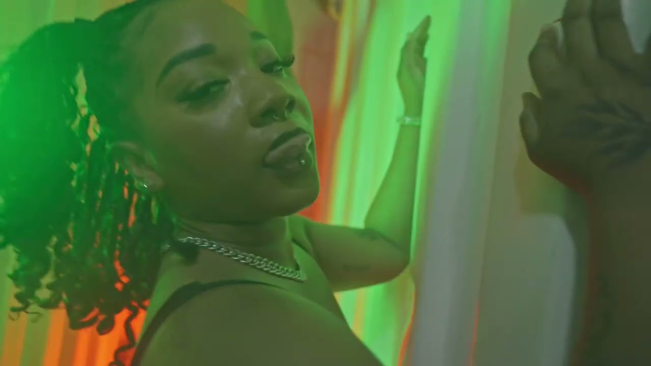 Obejrzyj Wirebrain - Perfect Posture (Official Video) w YouTube Obejrzyj Wirebrain - Perfect Posture (Official Video) w YouTube