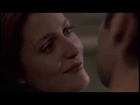 X-Files, il primo bacio tra Scully e Mulder a mezzanotte del Capodanno del 2000