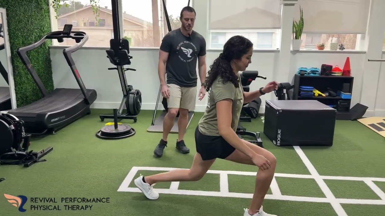 Выпад с вытягиванием руки в сторону для растяжки сгибателей бедра