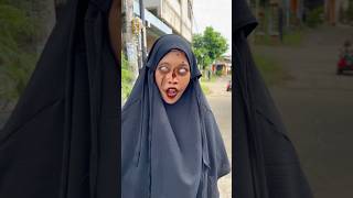 Mama Arsya is being chased by zombies 🧟‍♂️ #mamaarsya #funny #zombie #trendingshorts
