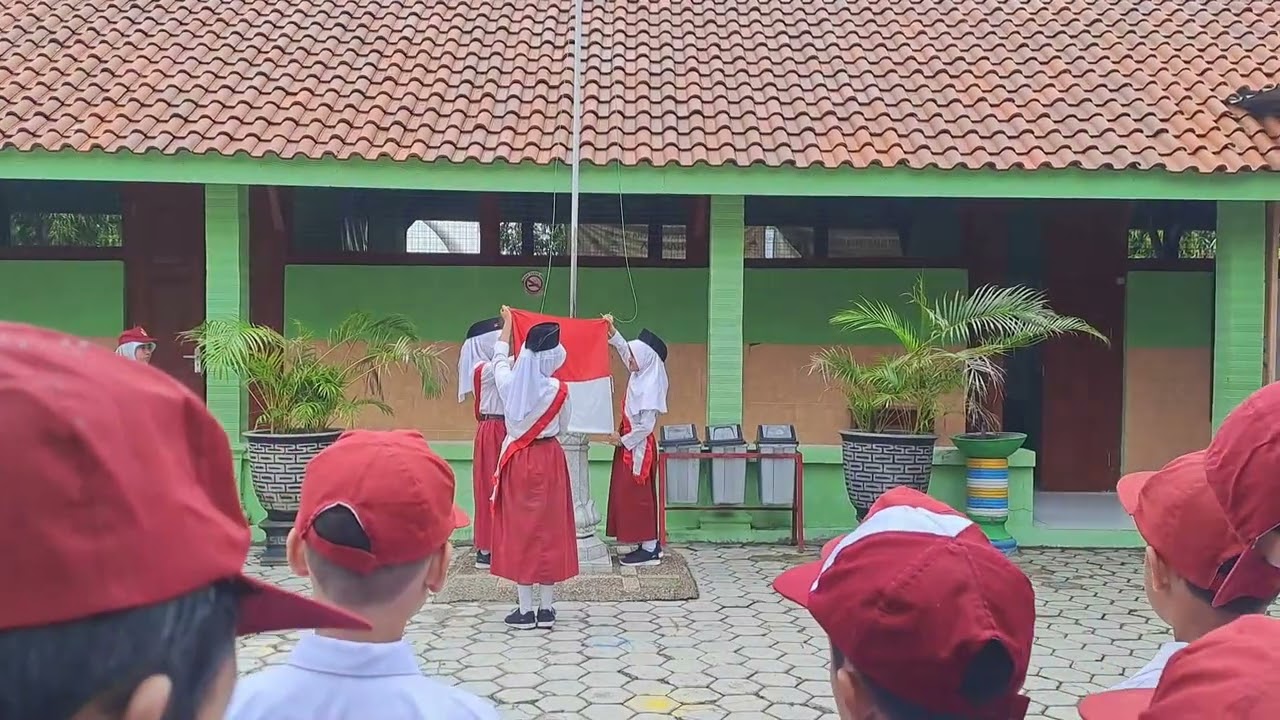 Upacara Hari Pertama di Semester 2 SD Negeri Gesi 1.