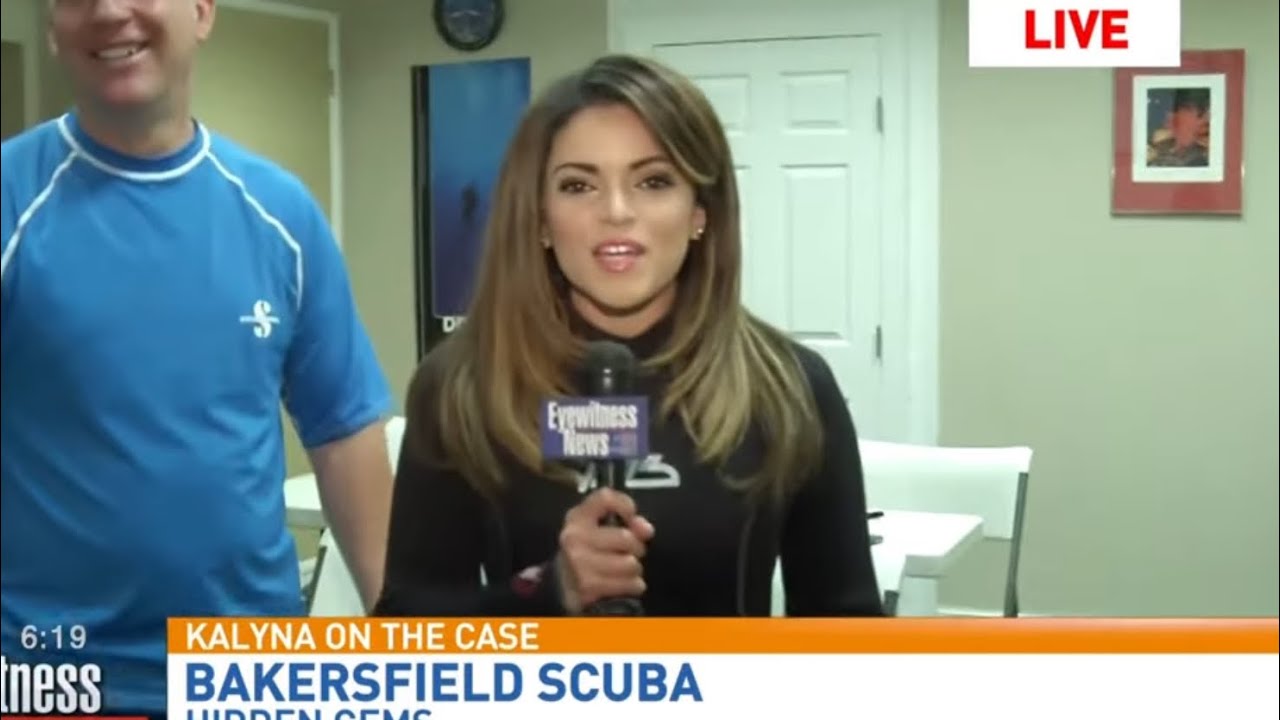 Сюжет новостей Scuba TV: репортер надевает гидрокостюм и снаряжение для дайвинга.