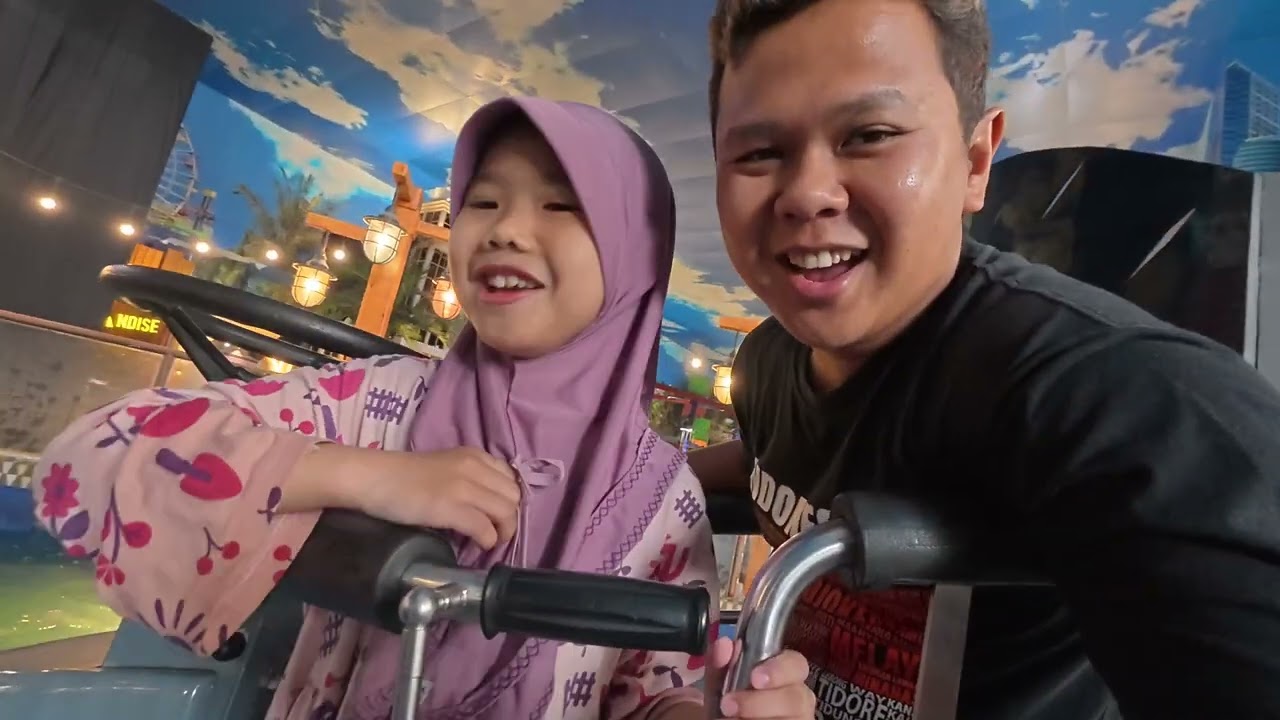 Ayra dan Daddy main snow di Trans Studio Mall