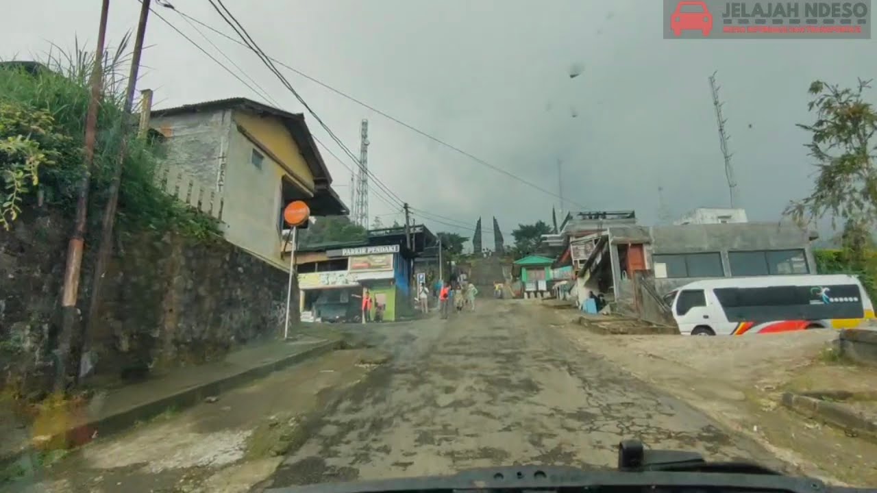 Полный 19-местный ELF LONG Поднимаясь на вершину Канди Сето, группа затаила дыхание