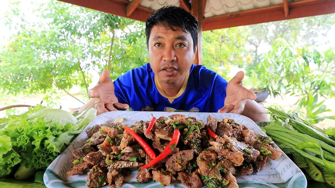 ก้อยปากหนามกรอบๆ หย้ำกรุบๆหอมพริกข้าวคั่ว นั่งกินกับบรรยากาศฝนตก