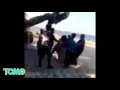 Des centaines de personne se rassemblent pour une bagarre entre mères