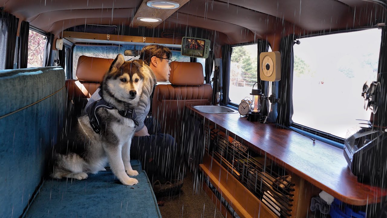 35-летний крошечный фургончик в походе под дождем. Палатка прикреплена к заднему борту