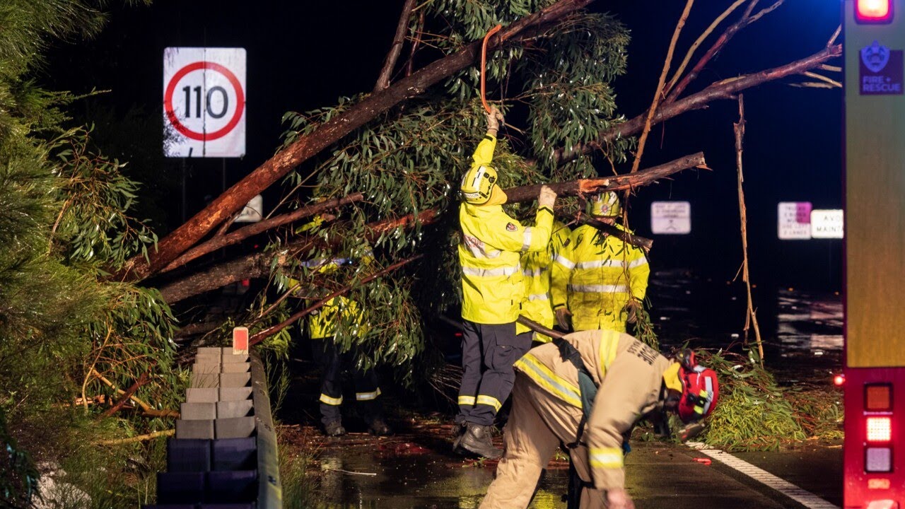East coast Christmas Day storms leave 100,000 without power - YouTube