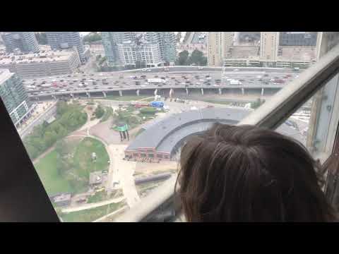 Телевизионная башня Си-Эн Тауэр в Торонто Спуск на лифте CN Tower Elevator
