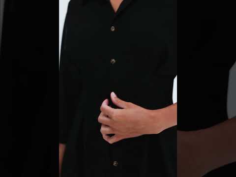 Video: CM7632 Sukienka szmizjerka z zakładkami w talii - czarna