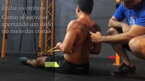 Remada sentada com elástico