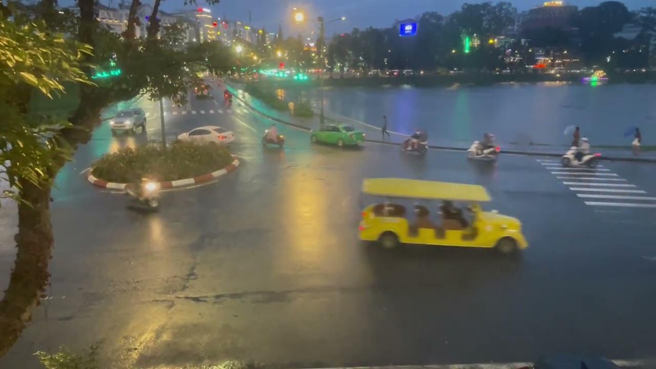 Trải nghiệm ngồi trên quán cà phê nhìn xuống hồ Xuân Hương Đà Lạt về đêm