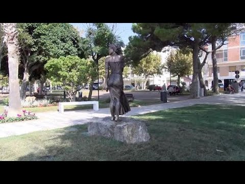 Scatena polemiche la nuova statua della 'Spigolatrice' di Sapri: «Sessista»