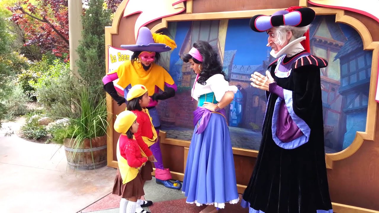 Yaky and Ximena meeting Esmeralda and Scrooge