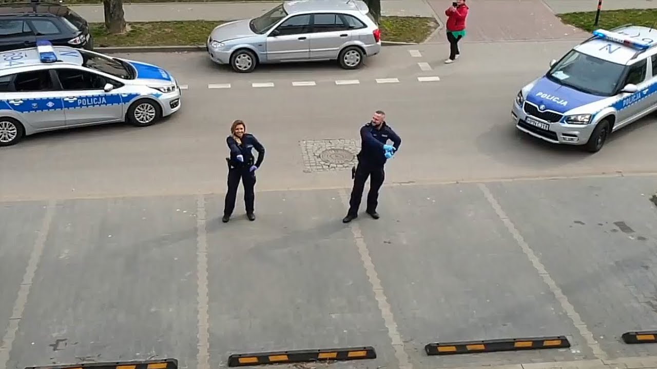 Полицейский танцует в машине