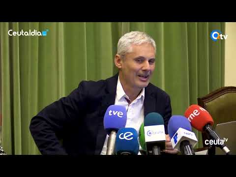 La respuesta "r&aacute;pida y coordinada", vital para la contenci&oacute;n del vertido de fuel en Ceuta