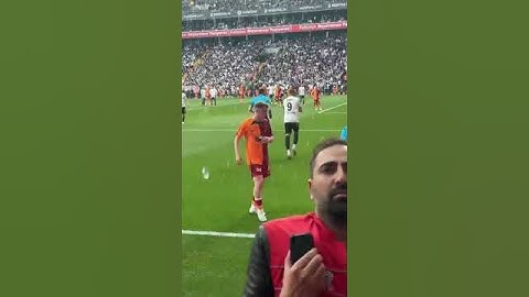 Beşiktaş taraftarı, Kerem'e hakaret edip su şişesi atıyor | Beşiktaş 3 - 1 Galatasaray | 30.04.2023