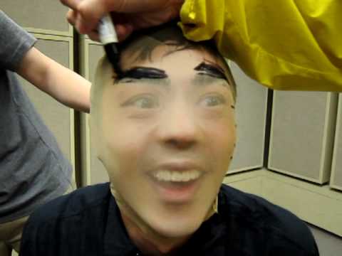 20110606森美大鐵人大懲罰戴頭套!!!!!傑傑呀蕉幫森美修眉~