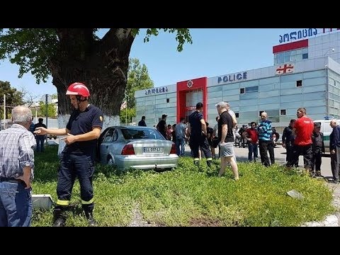 სუხიშვილის ქუჩაზე ავტომანქანა ხეს დაეჯახა 29.05.2017
