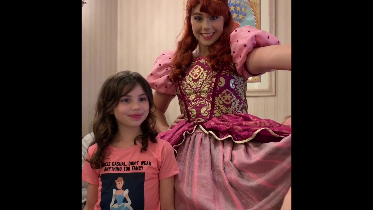 Meeting Lady Tremaine & The Ugly Sisters at Magic Kingdom/ 1900 Park Fare