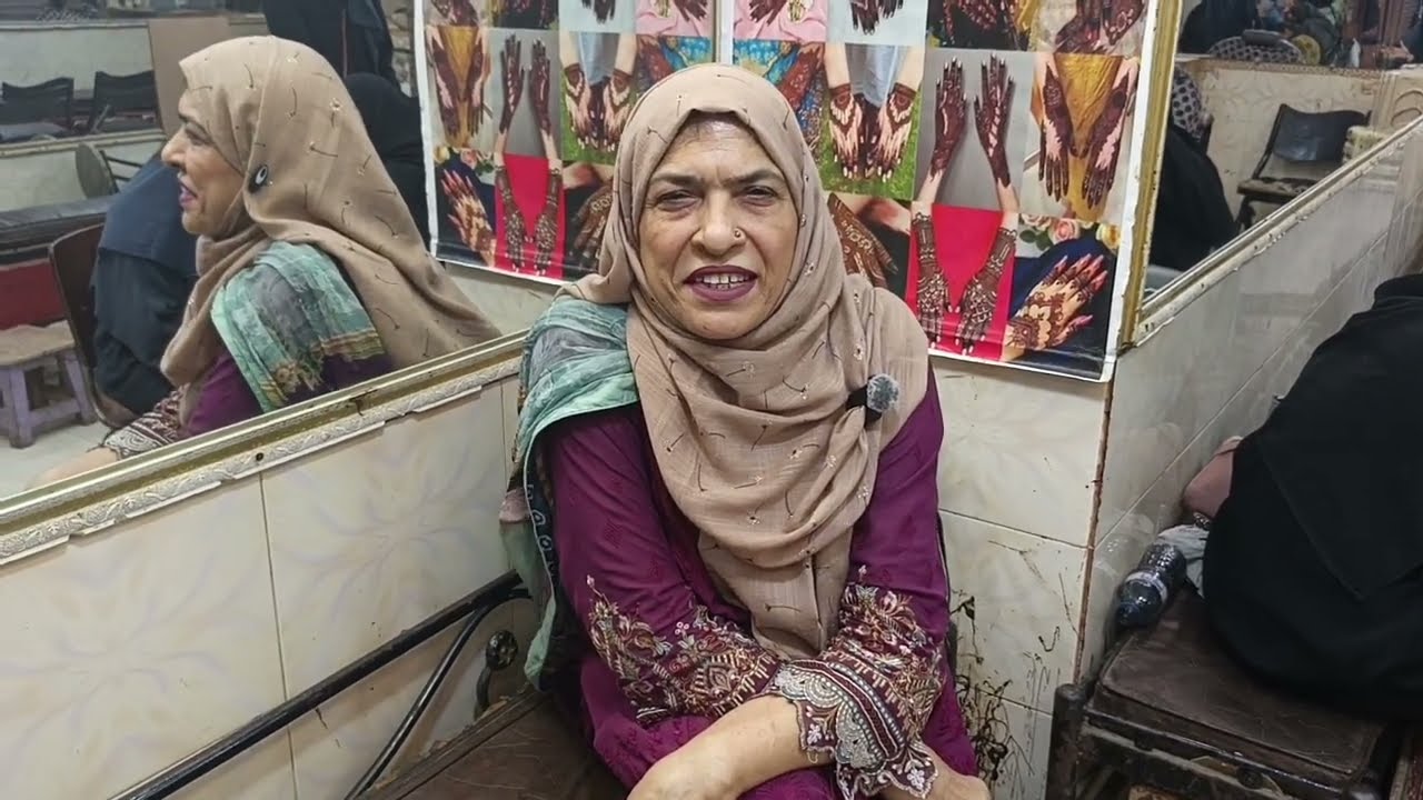 Part. 1..meena bazaar mai  zaberdast mehndi lagwany k lye sana beauty parlor