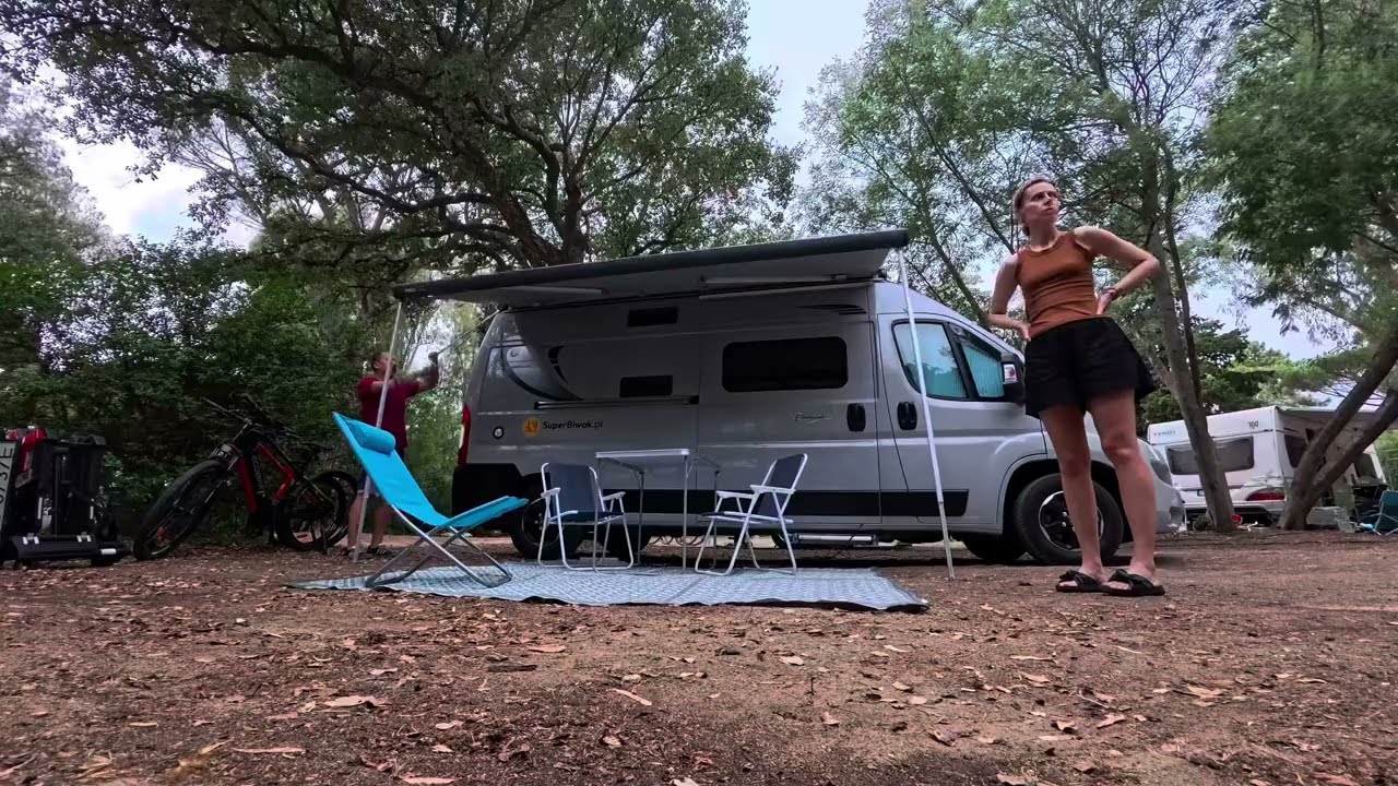 Kemping Saint Tropez port Grimaud Francja rozkładamy biwak kamper podróż 