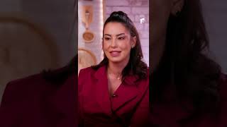 Bianca își dă „masterul în tăierea ananasului” 😅