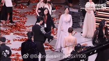 Xiao Zhan And Yang Zi Gesturing Each Other To Go First (Weibo Night 2022)