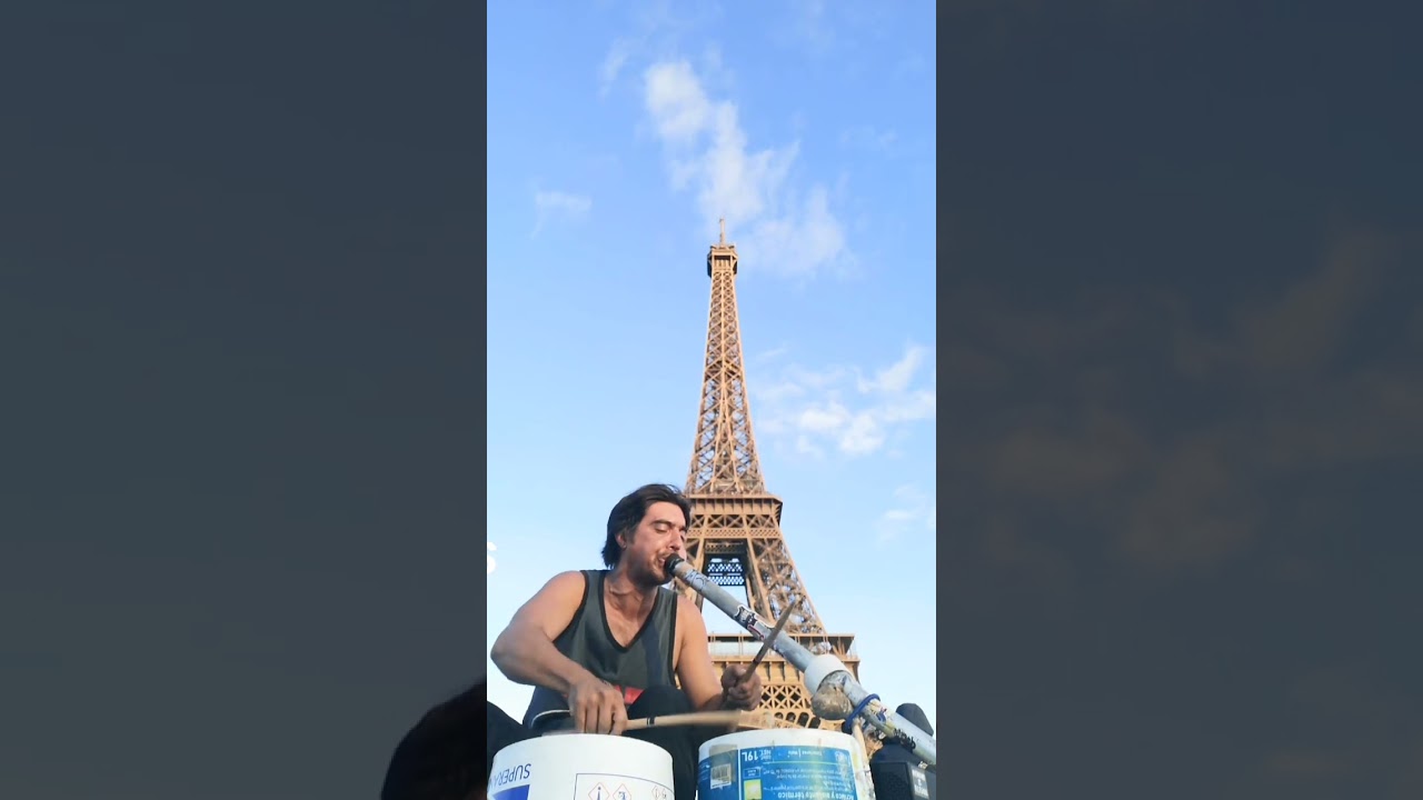 Mexicano tocando con botes en la torre ifel, París, 