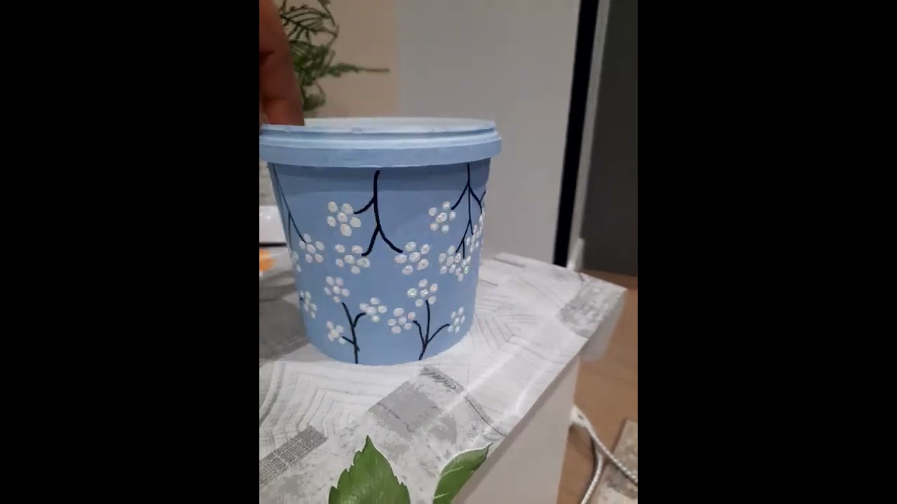 Arrey yeh kya..khali  curd ke box ce beautiful pot   😱😱