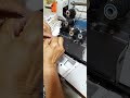 Pegando cotilla de short deportivo.