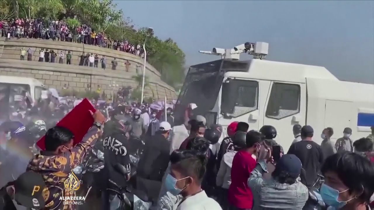 تتزايد حدة الاحتجاجات في ميانمار، وتندلع اشتباكات مع الشرطة.