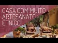 Casa ampla com artesanato étnico, mobiliário brasileiro assinado e obras de arte na decoração