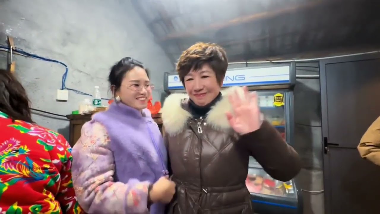 海哥带小杨姐姐回地球村，众人齐聚吃宰猪饭，华宝教粤语让我犯难