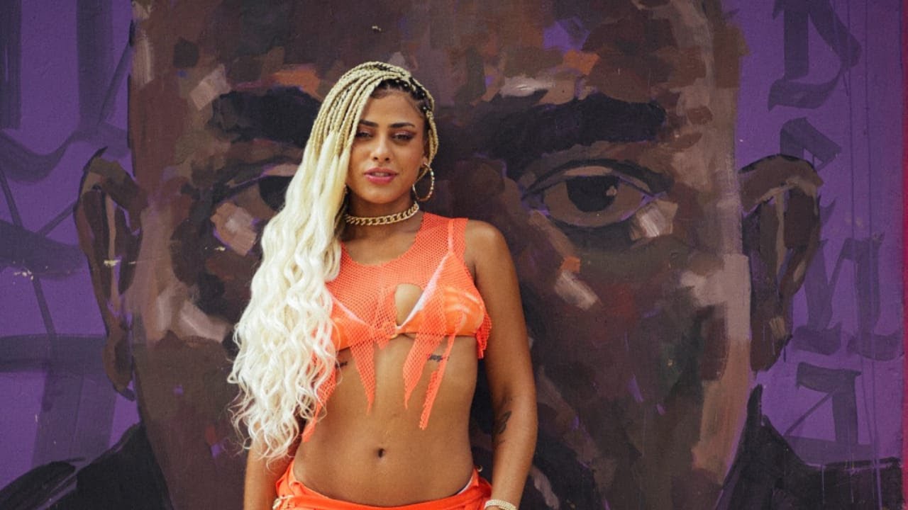 Смотреть «Raíssa Real  - Mamãe Chegou  ( Clipe Oficial)» на YouTube