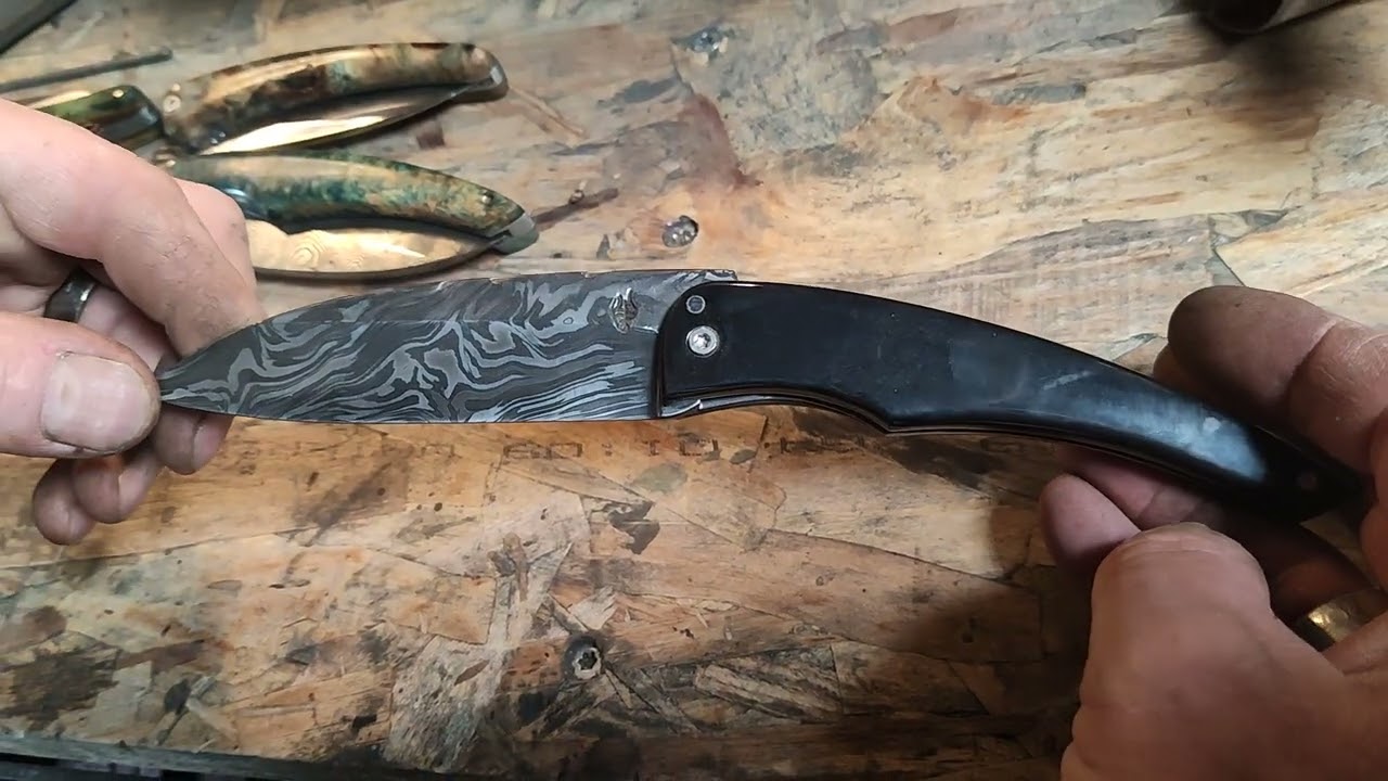 Couteau de collection en Damas façon papa style, manche en corne de buffle