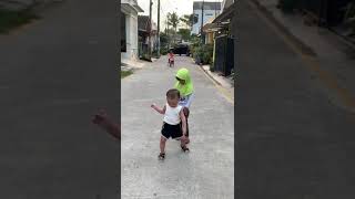 LUCUNYA ADEK BARU BISA JALAN PAKE SEPATU BUNYI