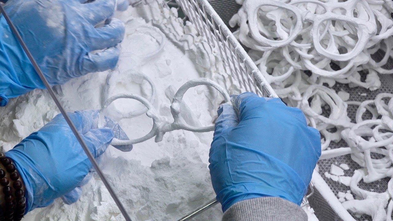 Процесс массового производства очков с помощью новой технологии 3D-принтера. Фабрика очков на заказ