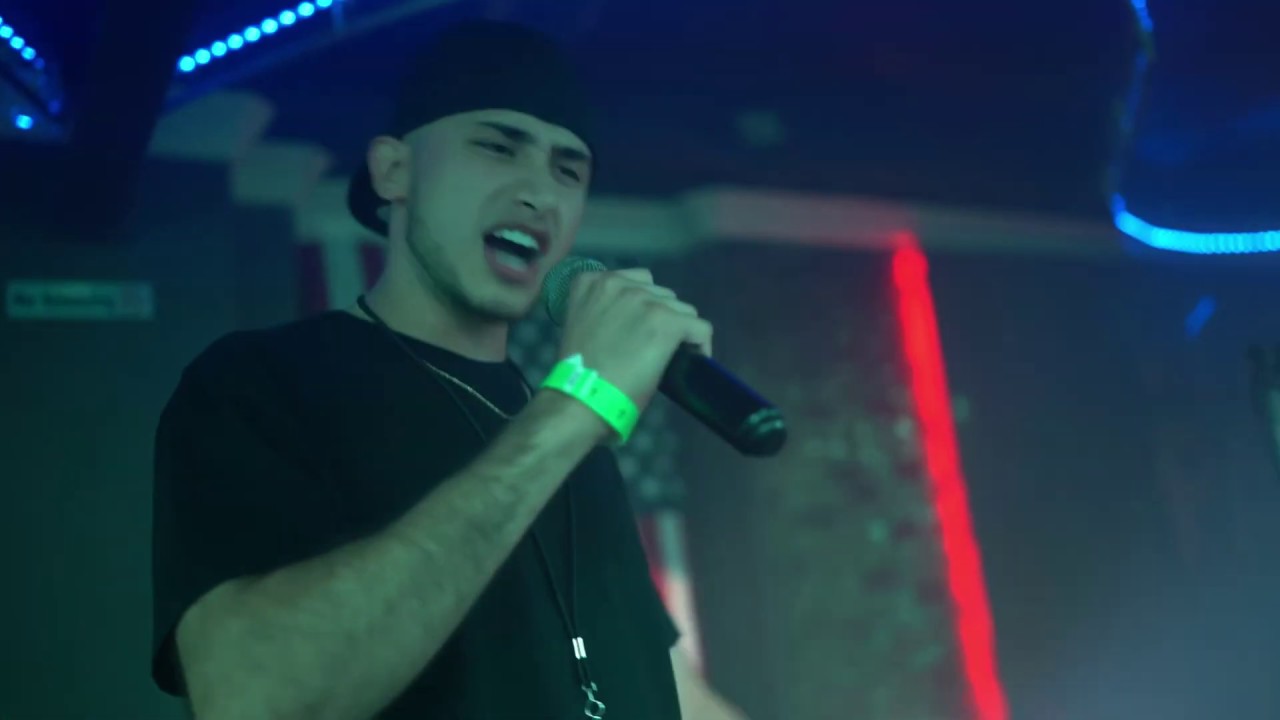 Arnold The Painter - Smile, Cheater, & Harder (live at 1Mic on 17th) auf YouTube ansehen Arnold The Painter - Smile, Cheater, & Harder (live at 1Mic on 17th) auf YouTube ansehen