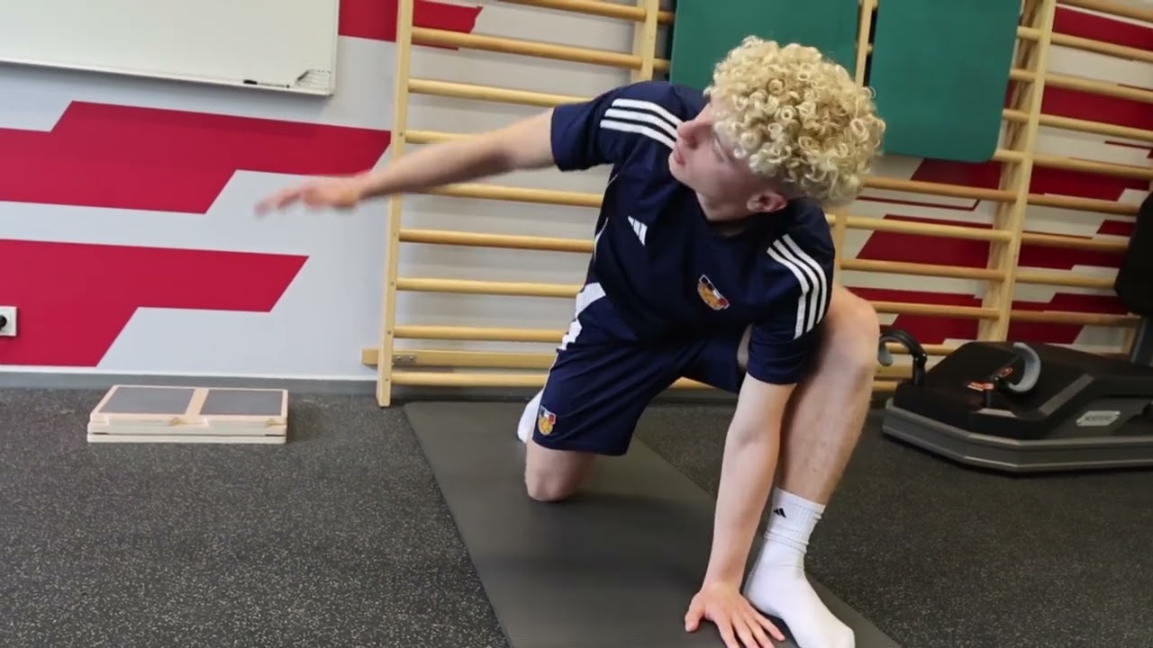 Kneeling Lunge with Rotation   HSÍ lyftingar