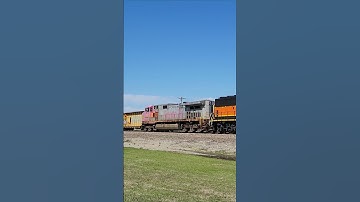 A Santa Fe Warbonnet and A BNSF GP60M #shorts #viral #bnsf #santafe #warbonnet #train #railfanning