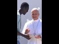 El Papa y un joven migrante protagonizan un divertido 'six-seven' en Tenerife