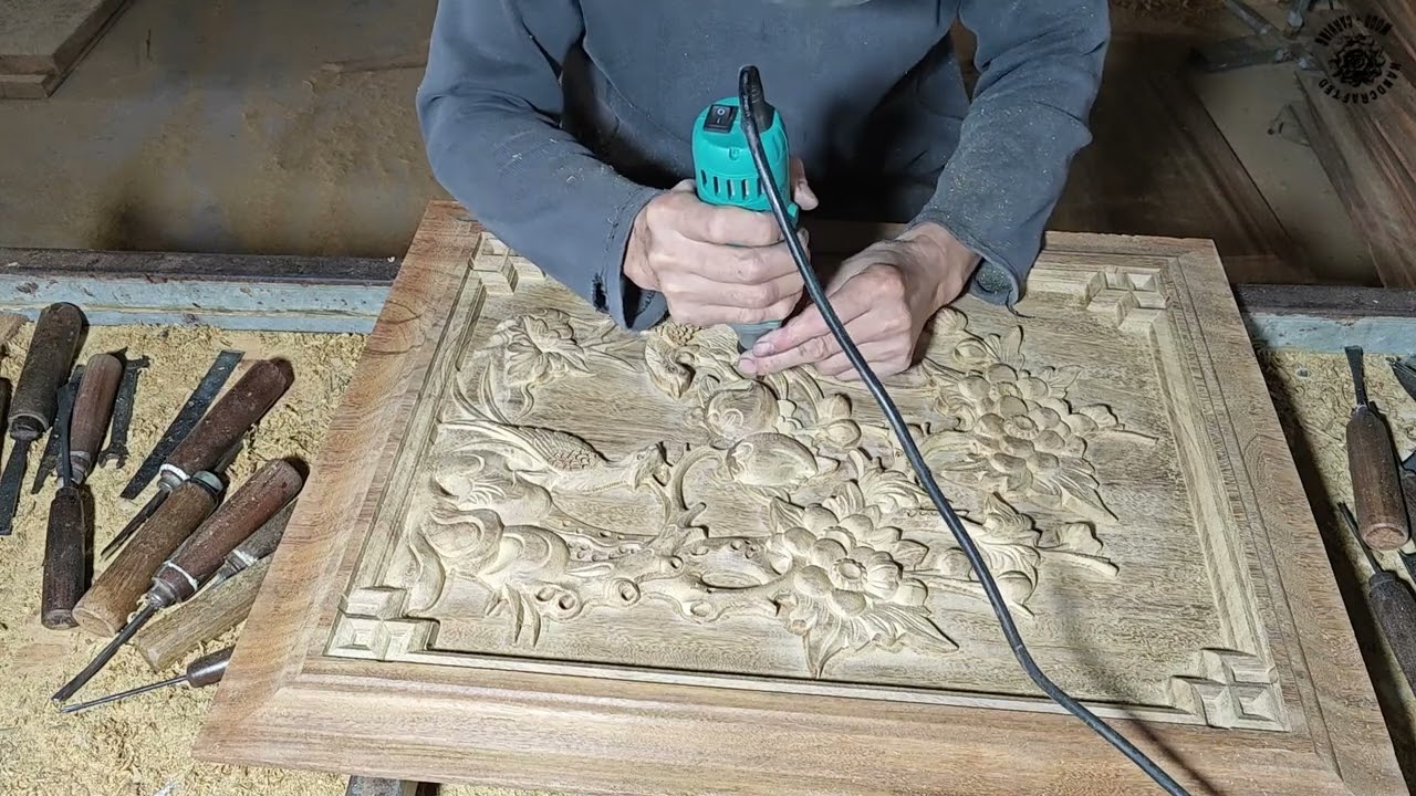 This wood carving craft is so easy that the worker can complete it in three hours.